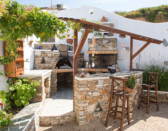 The traditional wood oven and the barbeque at Villa Pelagos