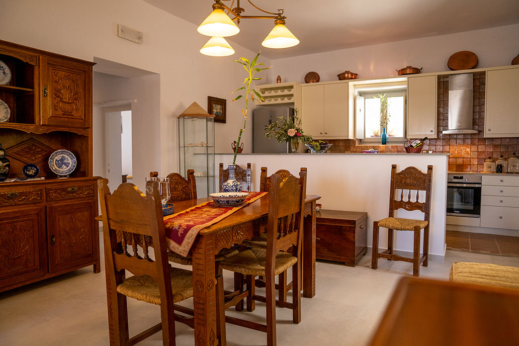 La cuisine et la table à manger de la Résidence Pelagos à Sifnos