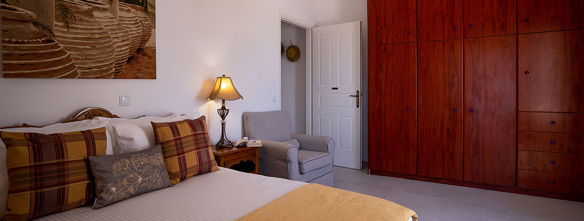Υπνοδωμάτιο με διπλό κρεβάτι στο Pelagos Residence