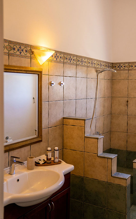 Salle de bain moderne de la Résidence Pelagos à Sifnos
