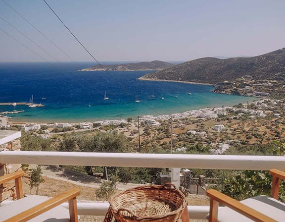 Vue sur la baie de Platis Gialos depuis Pelagos residence