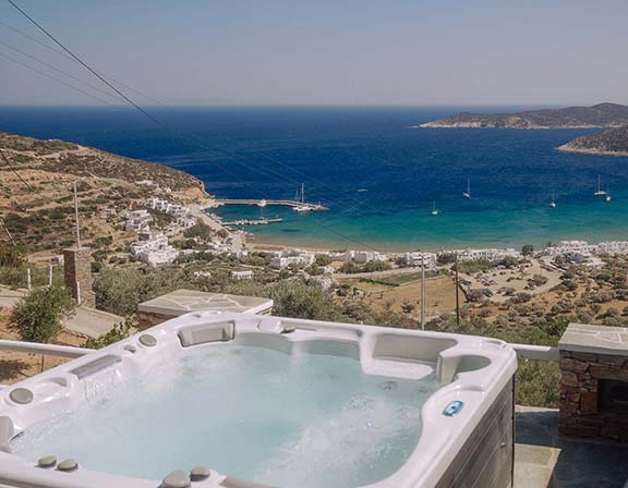 Hydromassage avec vue sur la mer à Pelagos Residence