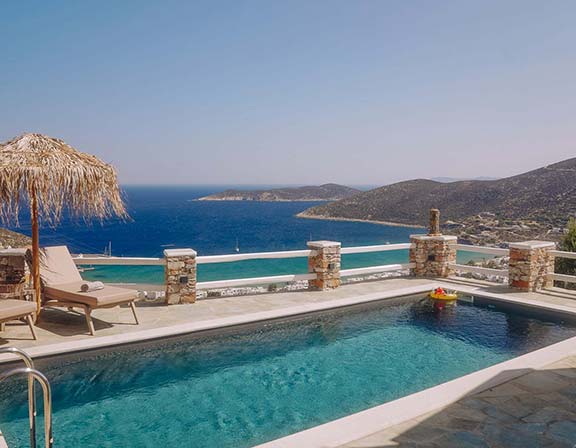 Piscine avec vue à Platis Gialos