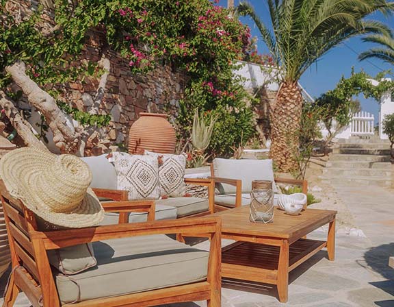 Coin salon dans le jardin de Pelagos Residence