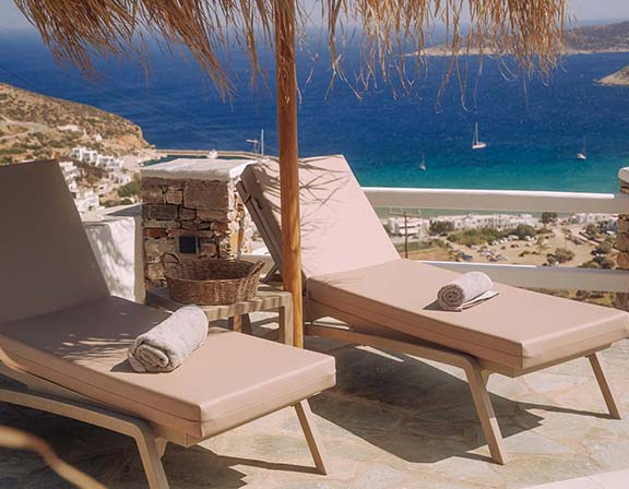 Piscine avec vue sur la mer