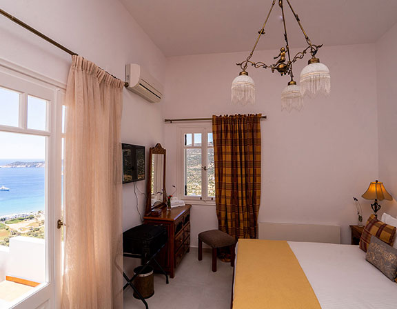 Το κυρίως υπνοδωμάτιο του Pelagos Residence στη Σίφνο