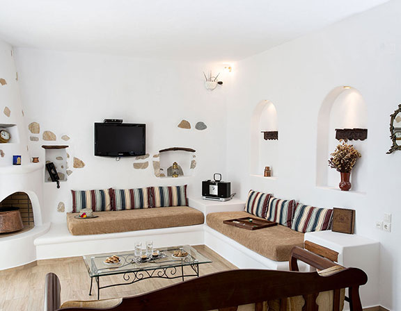 Coin salon avec canapé à la Villa Pelagos