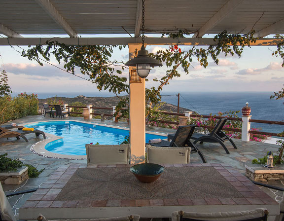 Veranda with view at the pool and the sea
