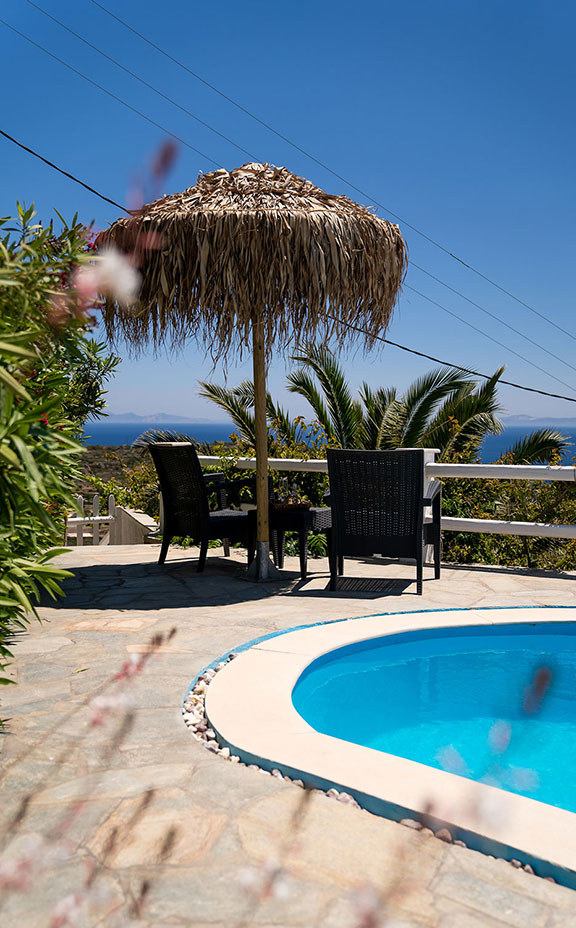 The pool of Villa Pelagos in Sifnos