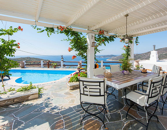 Veranda with lounge and pool
