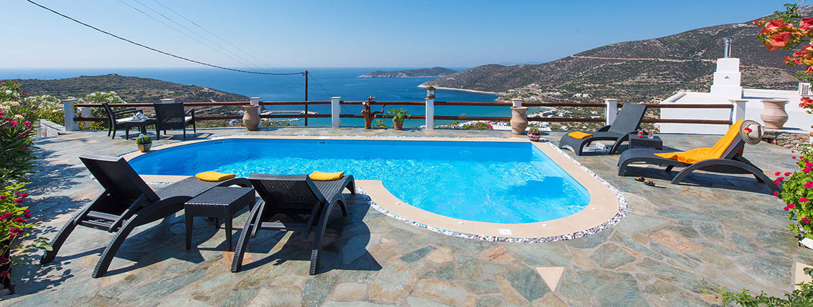 Grande piscine avec hydromassage à la Villa Pelagos