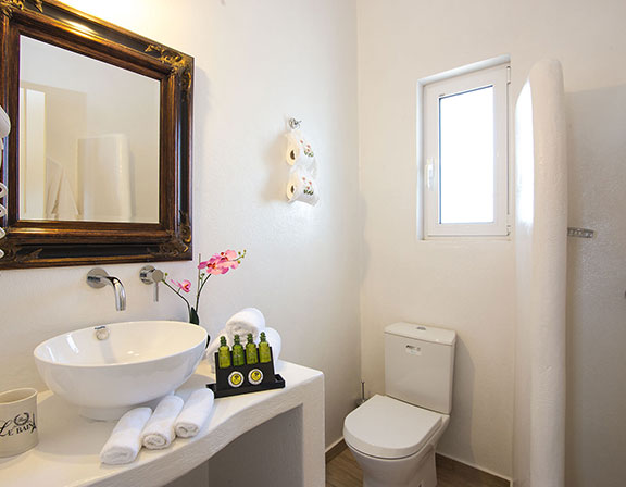 The second bathroom of Villa Pelagos in Sifnos